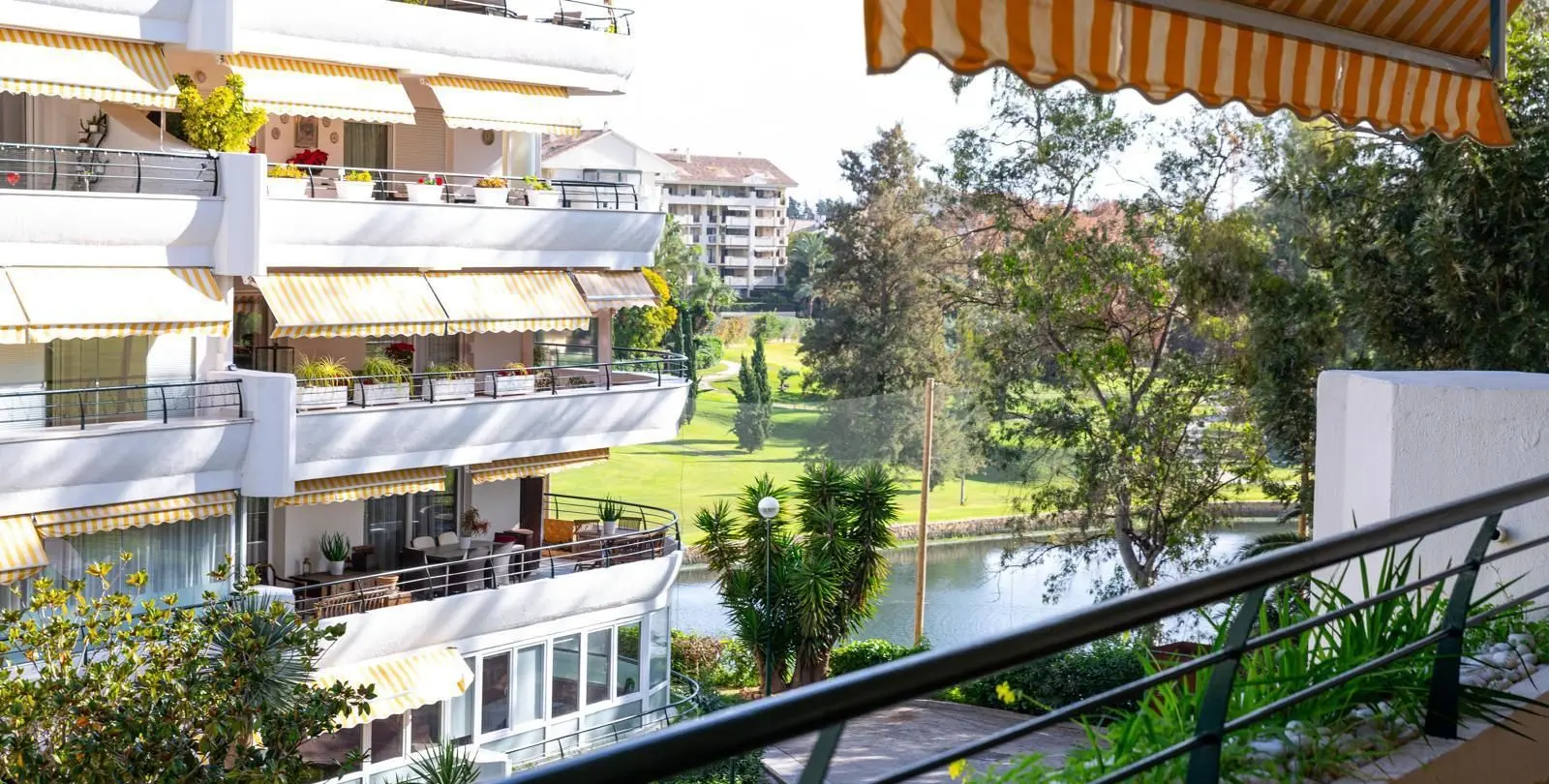 Sale of middle floor apartment in Guadalmina Alta 19