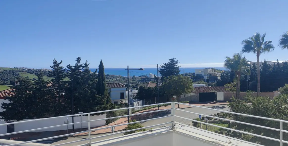 Sale of penthouse in Estepona 1