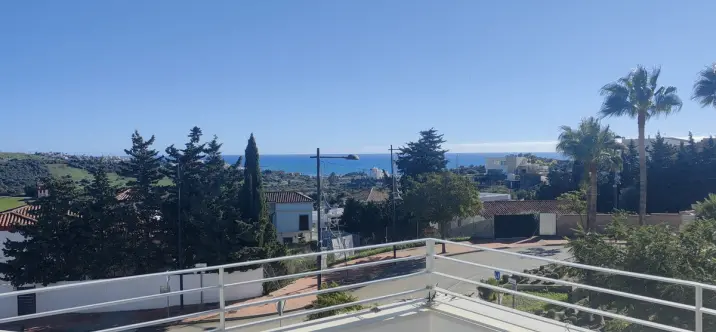 Sale of penthouse in Estepona 0