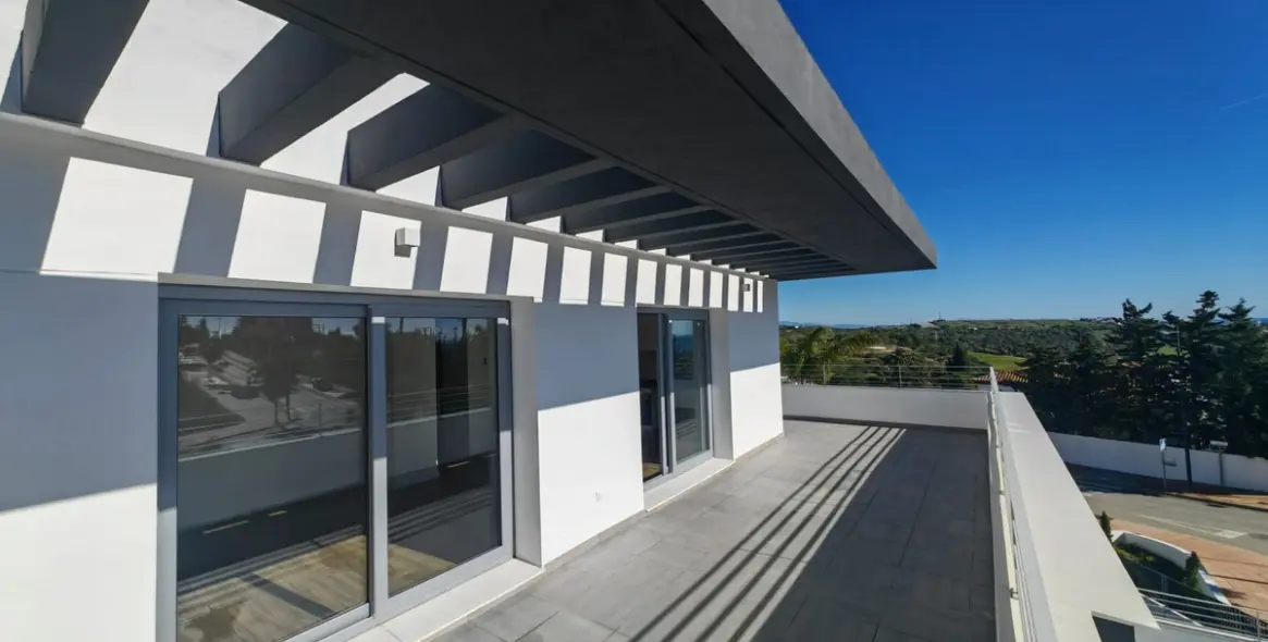 Sale of penthouse in Estepona 2