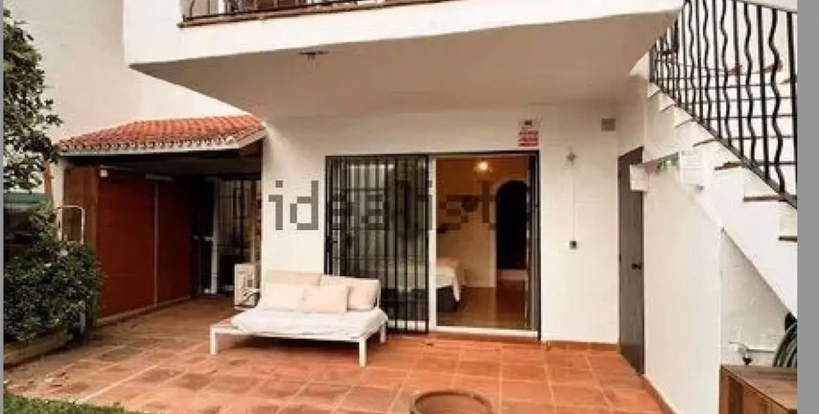 Продажа дома на две семьи в Cabopino 5