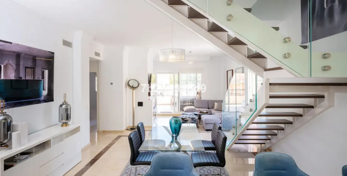 Sale of penthouse in Nueva Andalucía 1