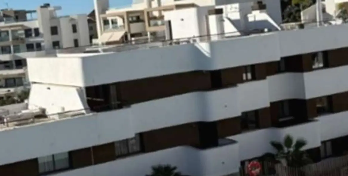 Sale of middle floor apartment in Estepona 2