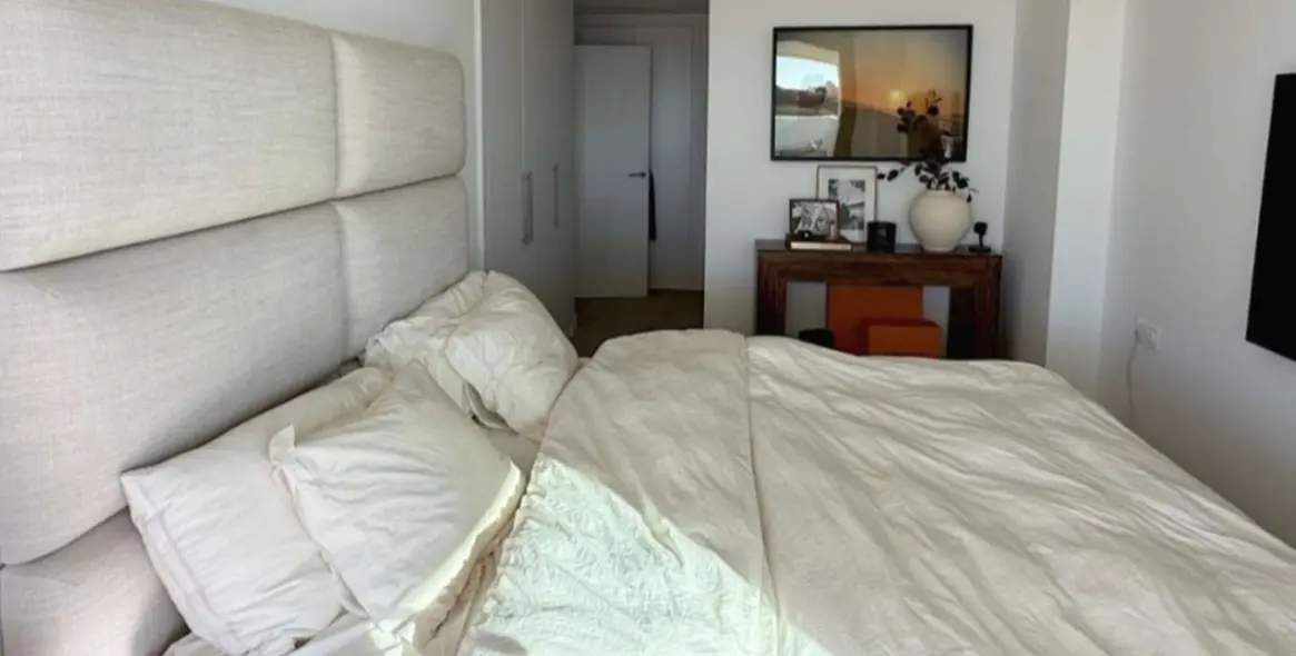 Sale of middle floor apartment in Estepona 12