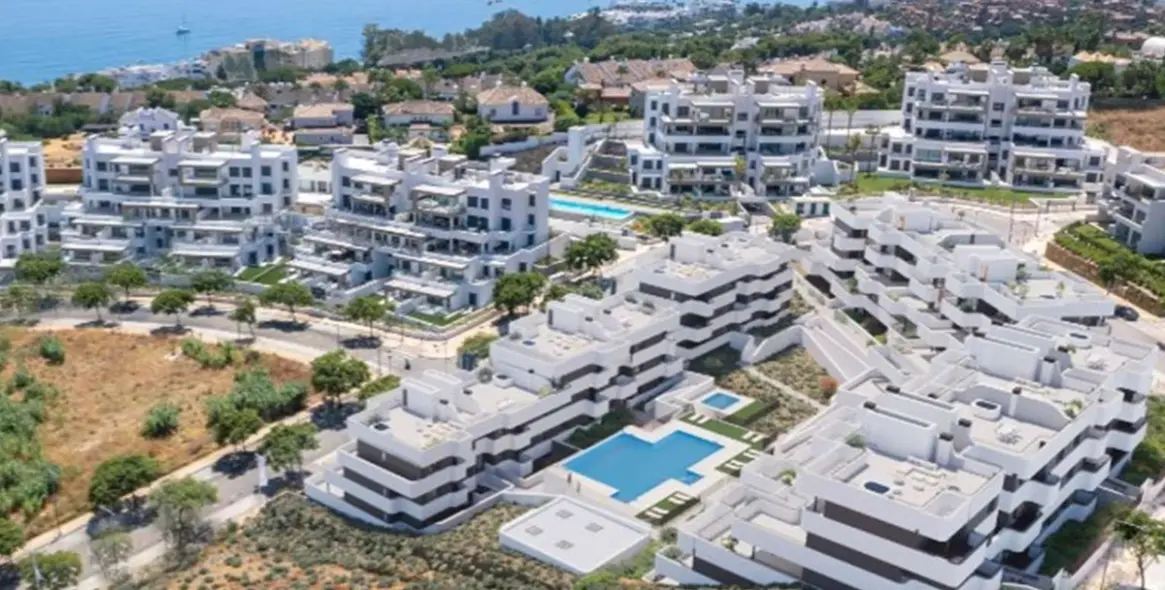 Sale of middle floor apartment in Estepona 15