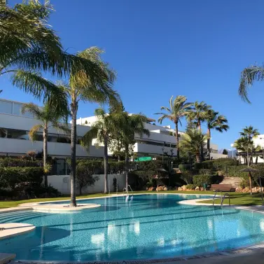 Sale of middle floor apartment in Nueva Andalucía