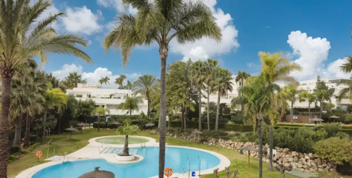 Sale of middle floor apartment in Nueva Andalucía 4