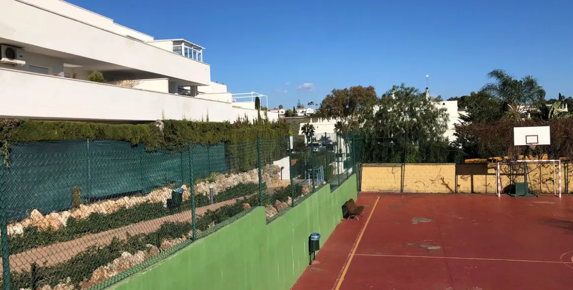 Sale of middle floor apartment in Nueva Andalucía 19