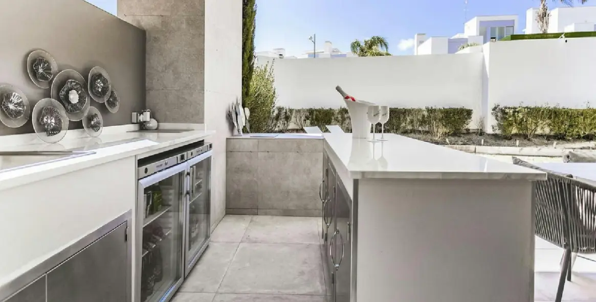 Sale of ground floor apartment in New Golden Mile 5