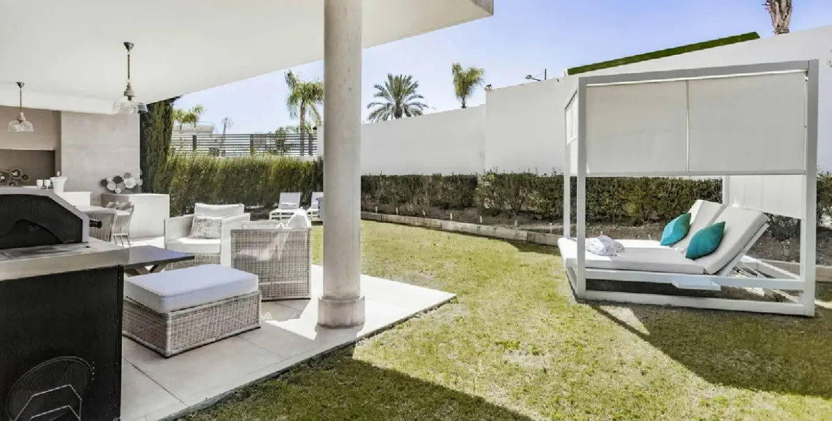 Sale of ground floor apartment in New Golden Mile 8