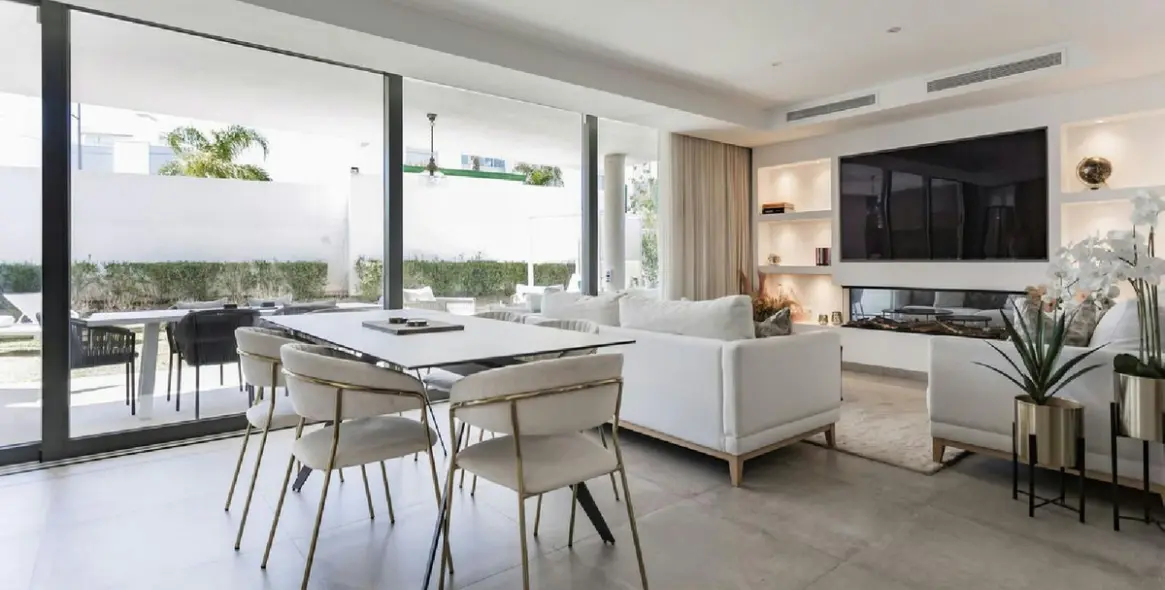 Sale of ground floor apartment in New Golden Mile 11