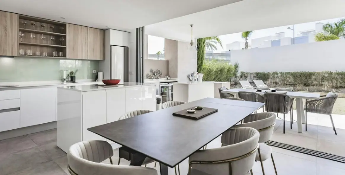 Sale of ground floor apartment in New Golden Mile 16