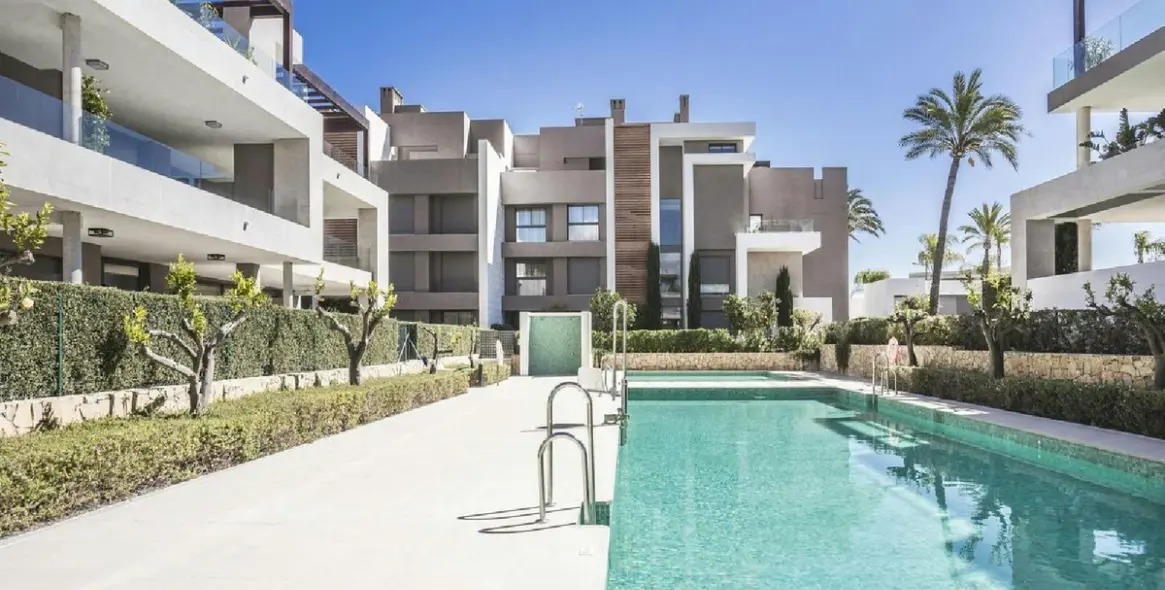 Продажа апартаментов на первом этаже в New Golden Mile 25