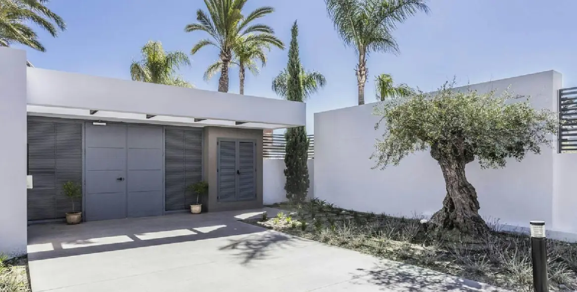 Продажа апартаментов на первом этаже в New Golden Mile 27