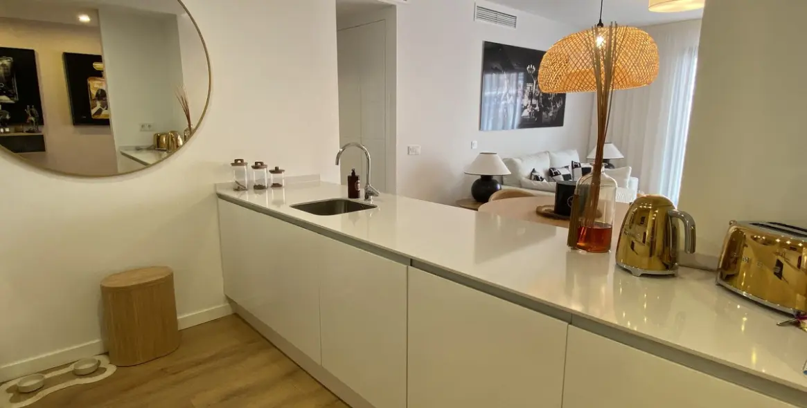 Sale of middle floor apartment in Estepona 19