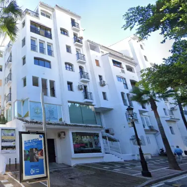 Sale of middle floor apartment in Puerto Banús