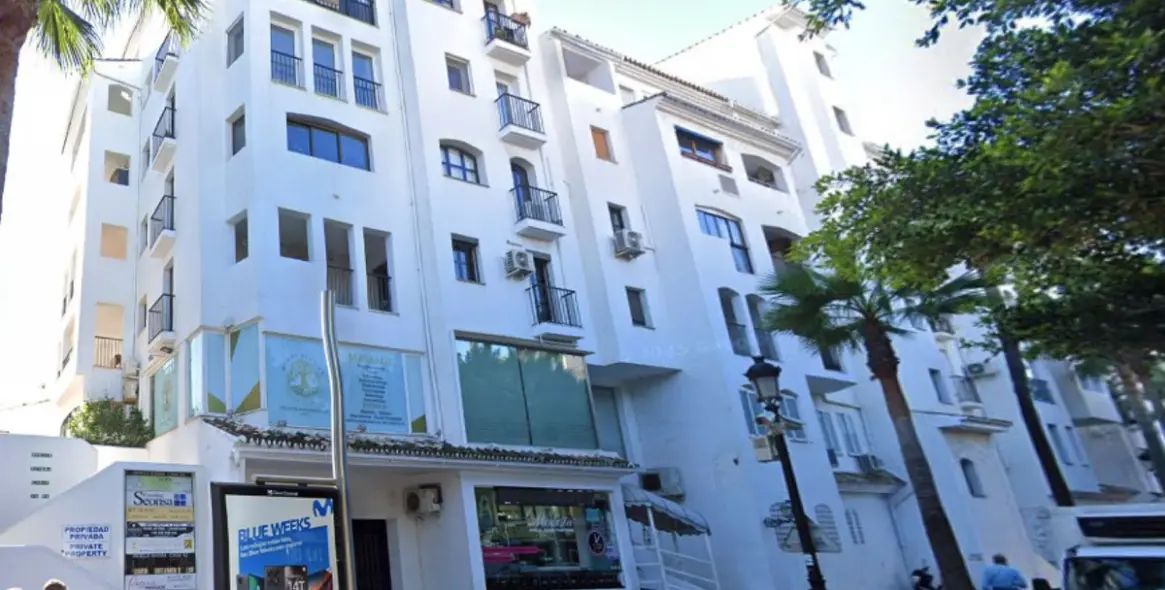 Sale of middle floor apartment in Puerto Banús 1