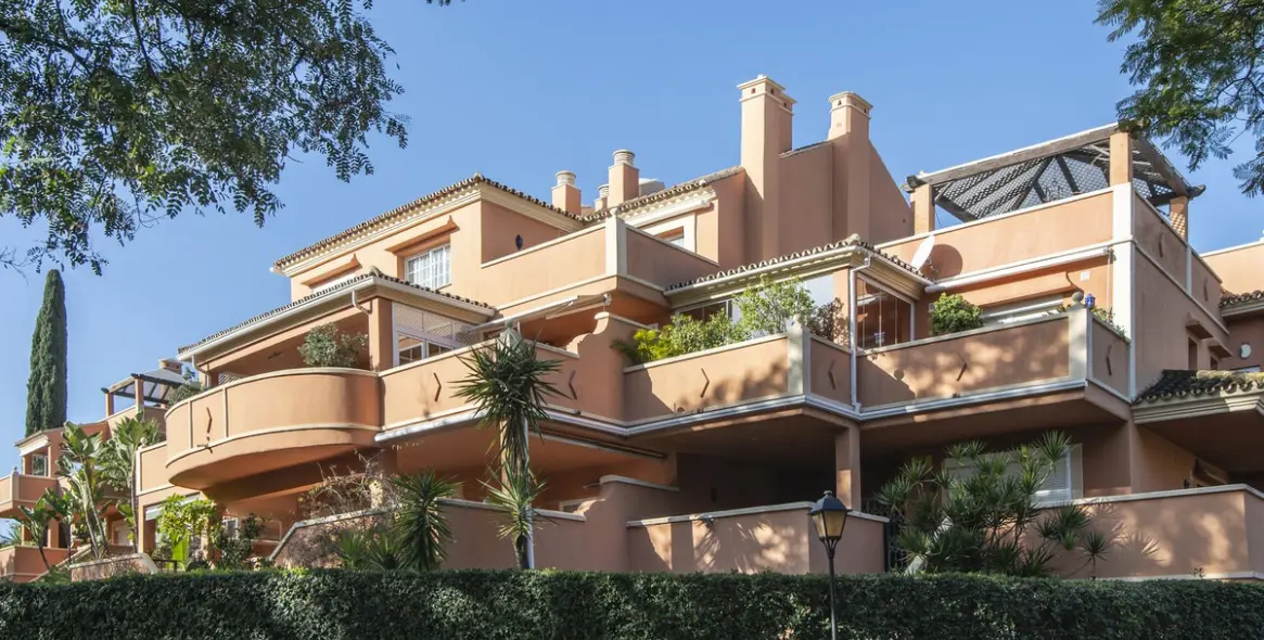 Продажа апартаментов на среднем этаже в Nueva Andalucía 1