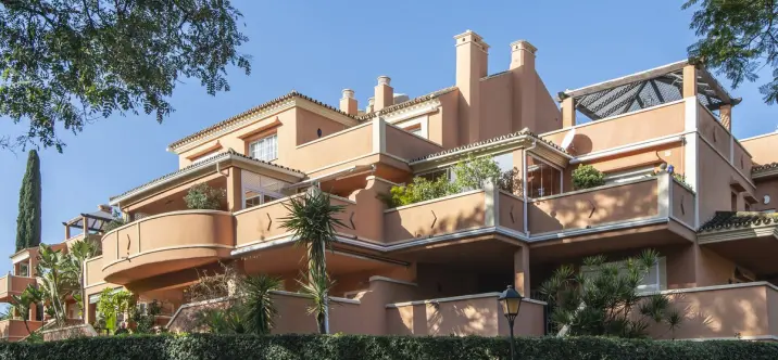 Продажа апартаментов на среднем этаже в Nueva Andalucía 0