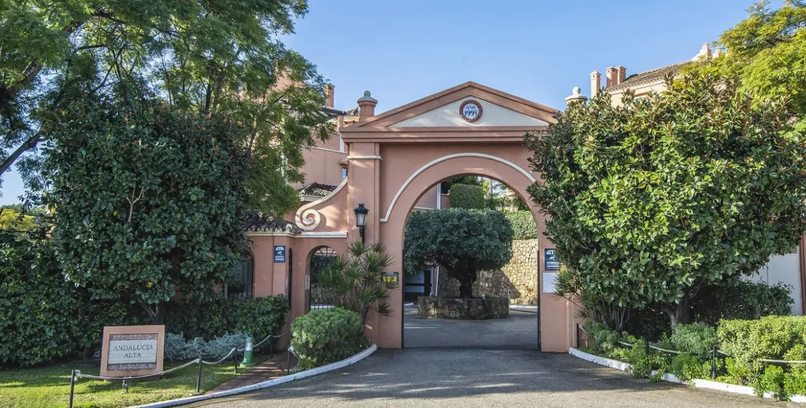 Продажа апартаментов на среднем этаже в Nueva Andalucía 2