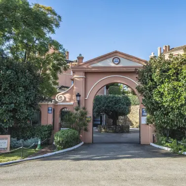 Продажа апартаментов на среднем этаже в Nueva Andalucía