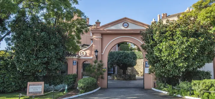 Продажа апартаментов на среднем этаже в Nueva Andalucía 1