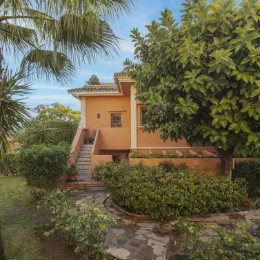 Продажа апартаментов на среднем этаже в Nueva Andalucía