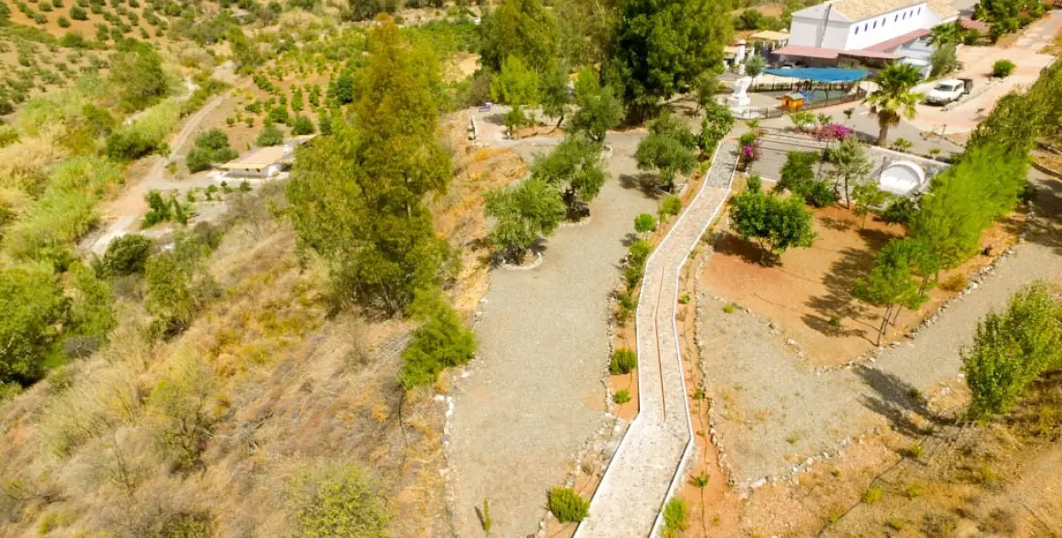 Продажа отеля в Guaro 11