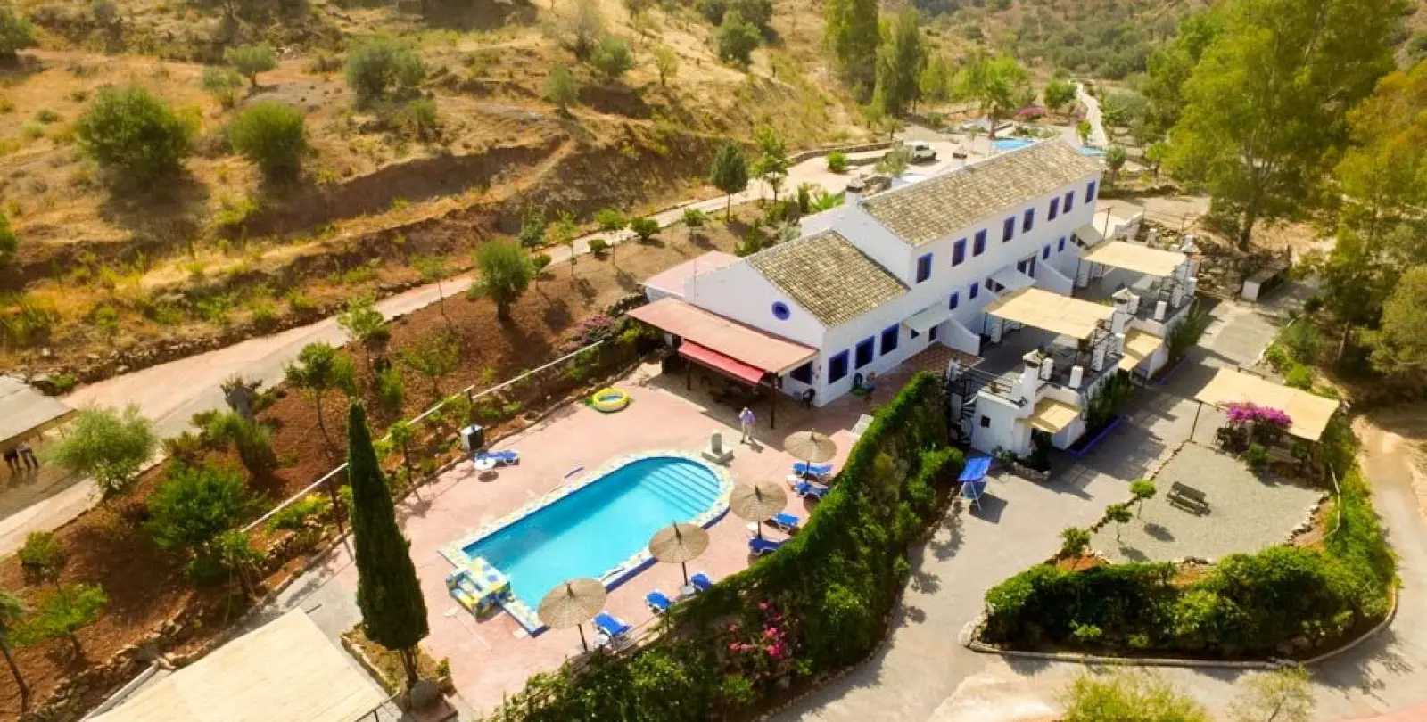 Sale of hotel in Guaro 3