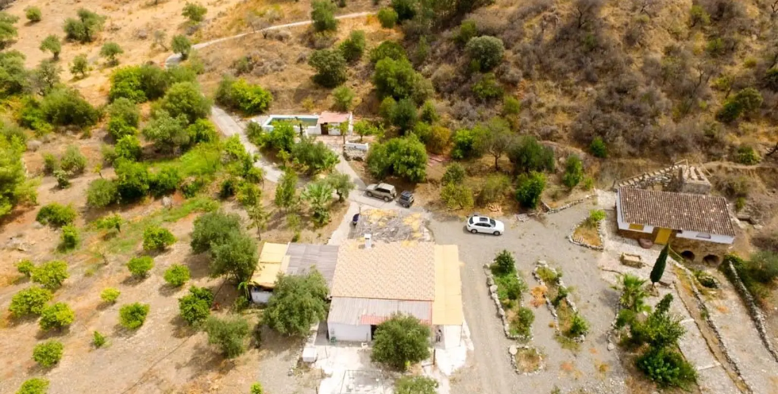 Sale of hotel in Guaro 16