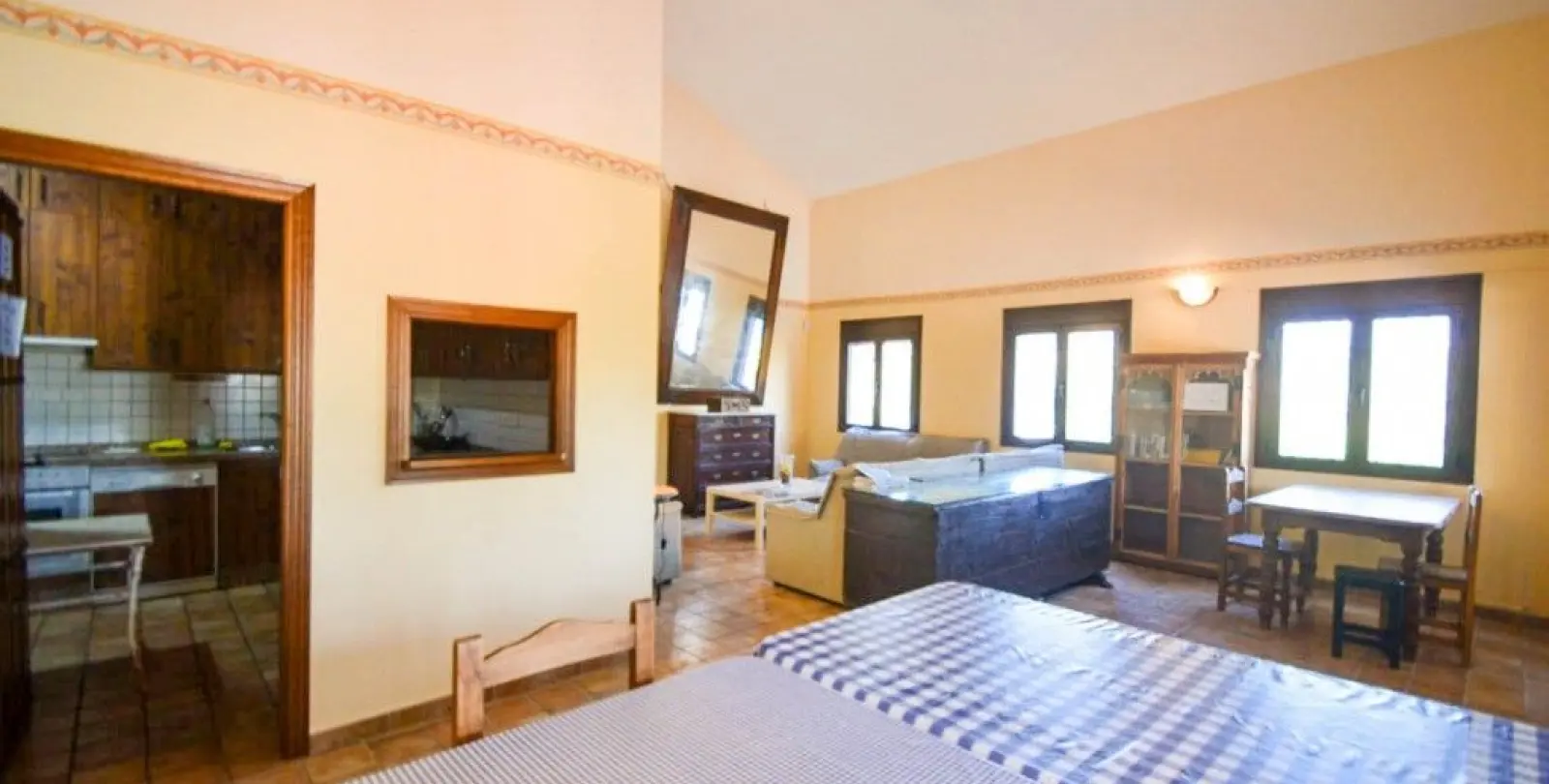 Sale of hotel in Guaro 22