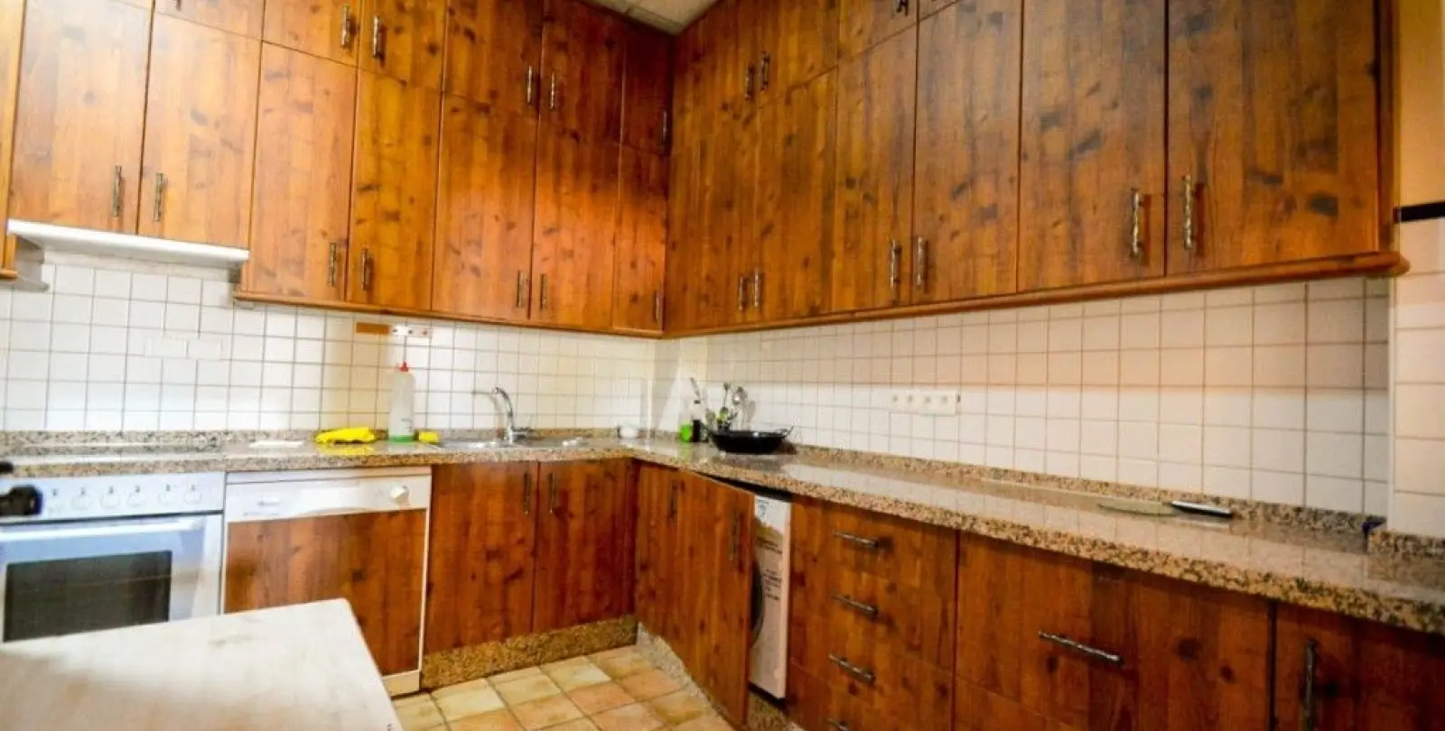 Sale of hotel in Guaro 23