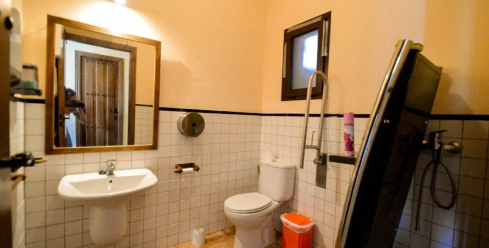Sale of hotel in Guaro 24