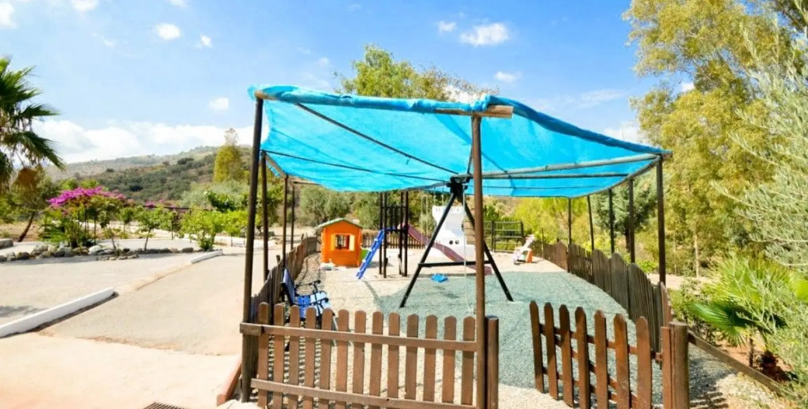 Sale of hotel in Guaro 25