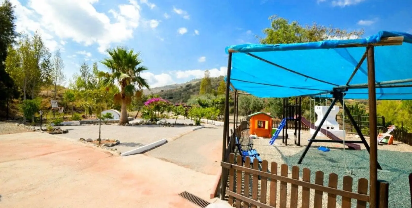 Sale of hotel in Guaro 26