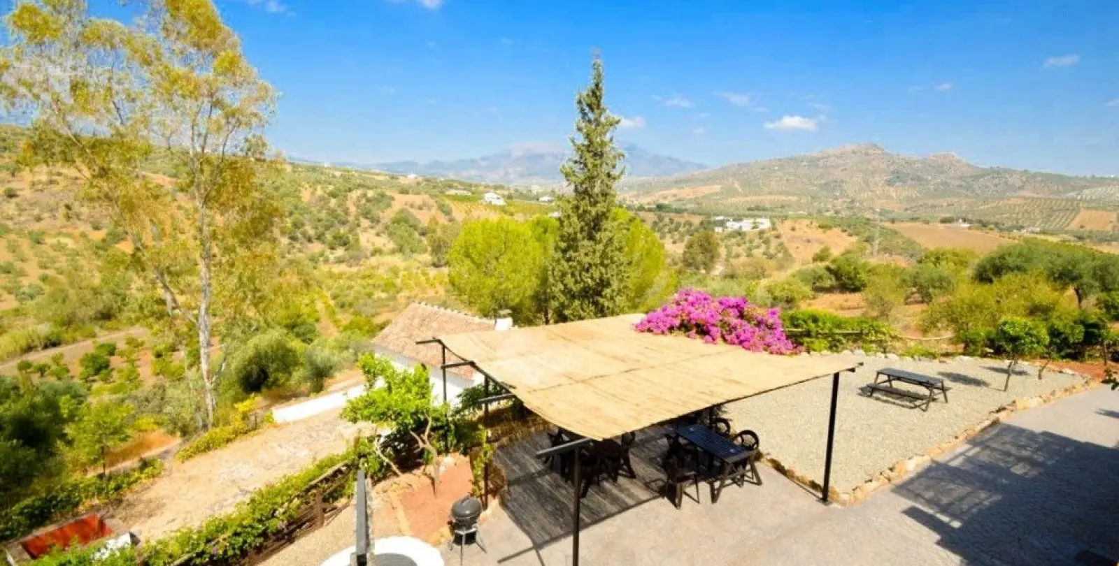 Sale of hotel in Guaro 30