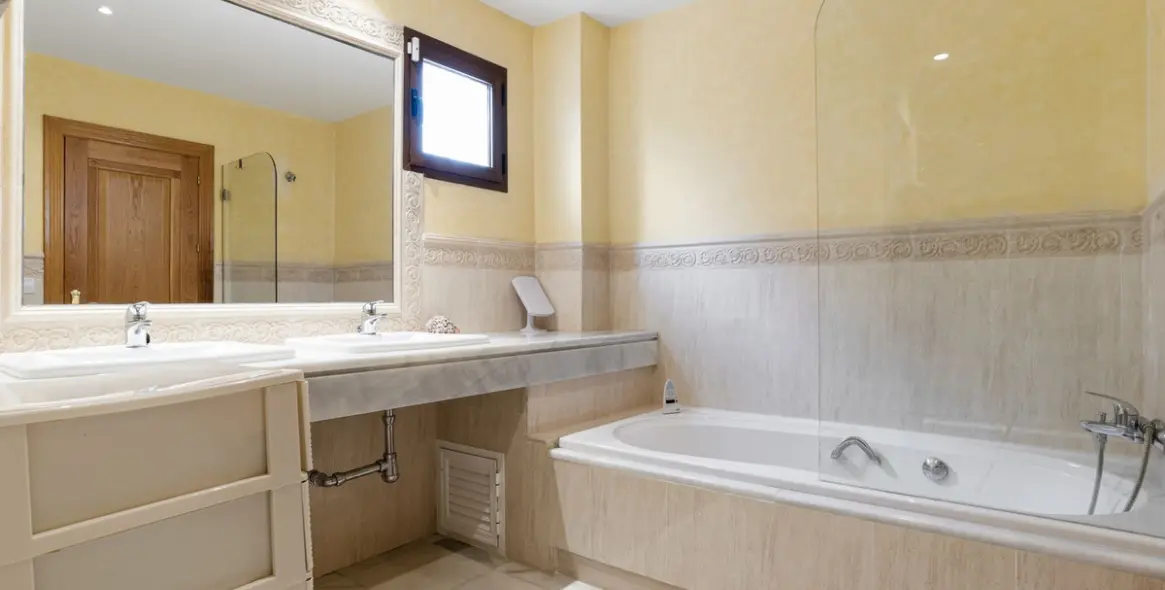 Продажа апартаментов на первом этаже в The Golden Mile 22