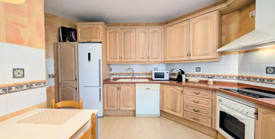 Venta de ático dúplex en San Pedro de Alcántara 16