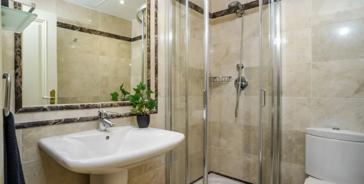 Venta de apartamento en planta media en Marbella 2