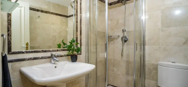 Venta de apartamento en planta media en Marbella 1