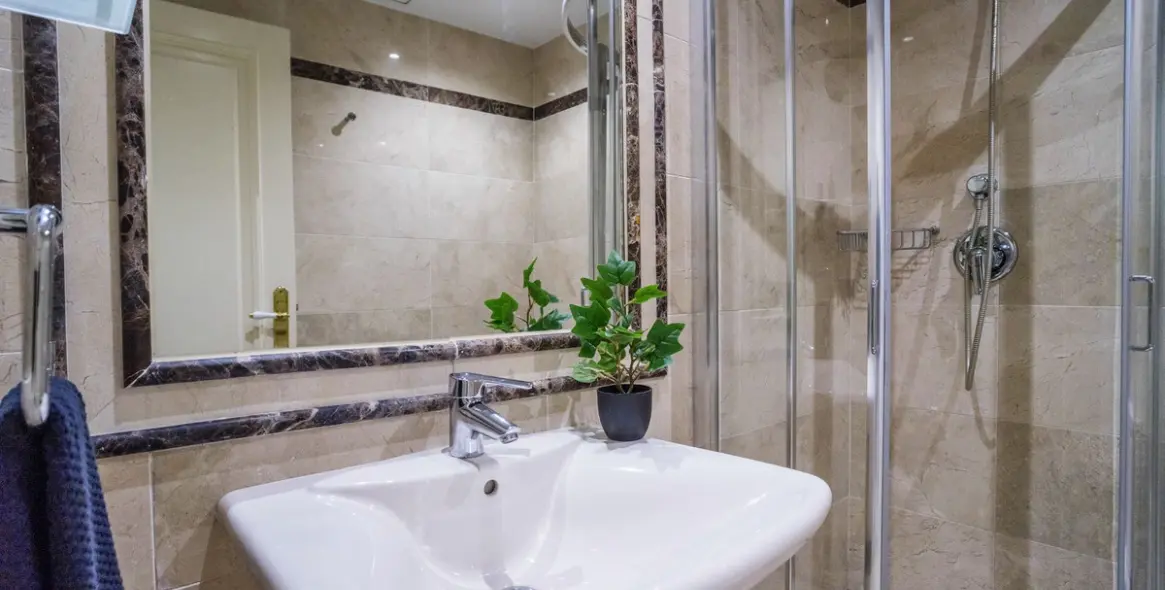 Venta de apartamento en planta media en Marbella 3