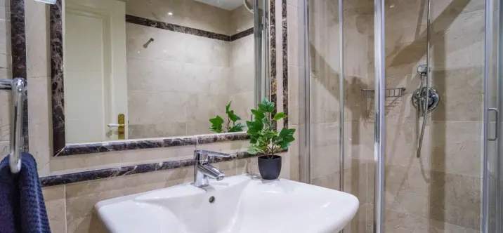 Venta de apartamento en planta media en Marbella 2