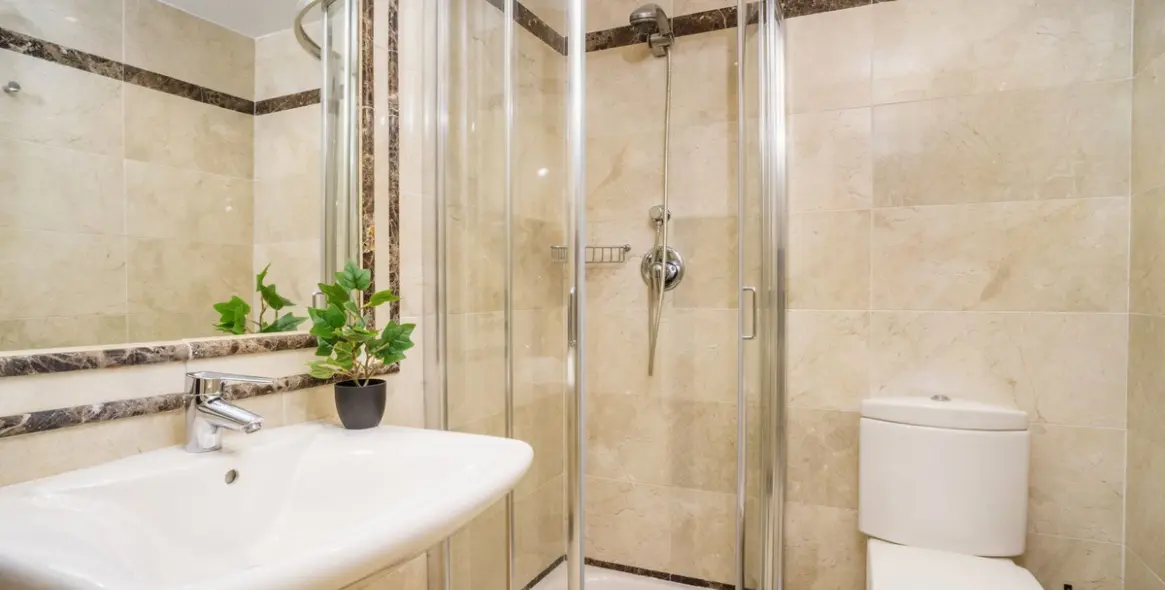 Venta de apartamento en planta media en Marbella 4