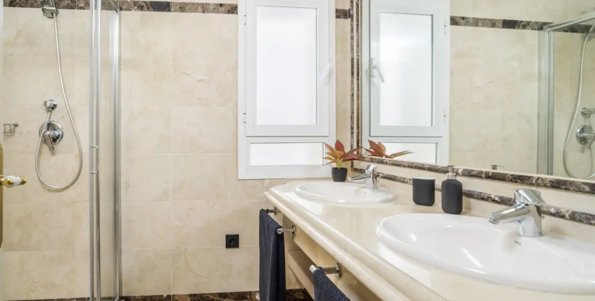 Venta de apartamento en planta media en Marbella 10