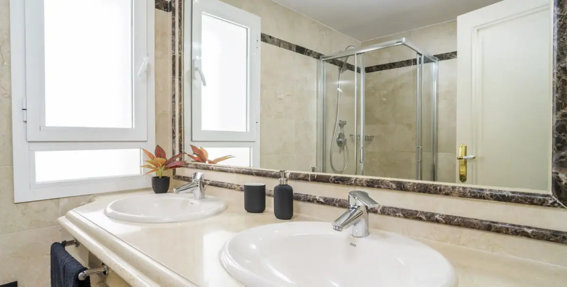 Venta de apartamento en planta media en Marbella 11