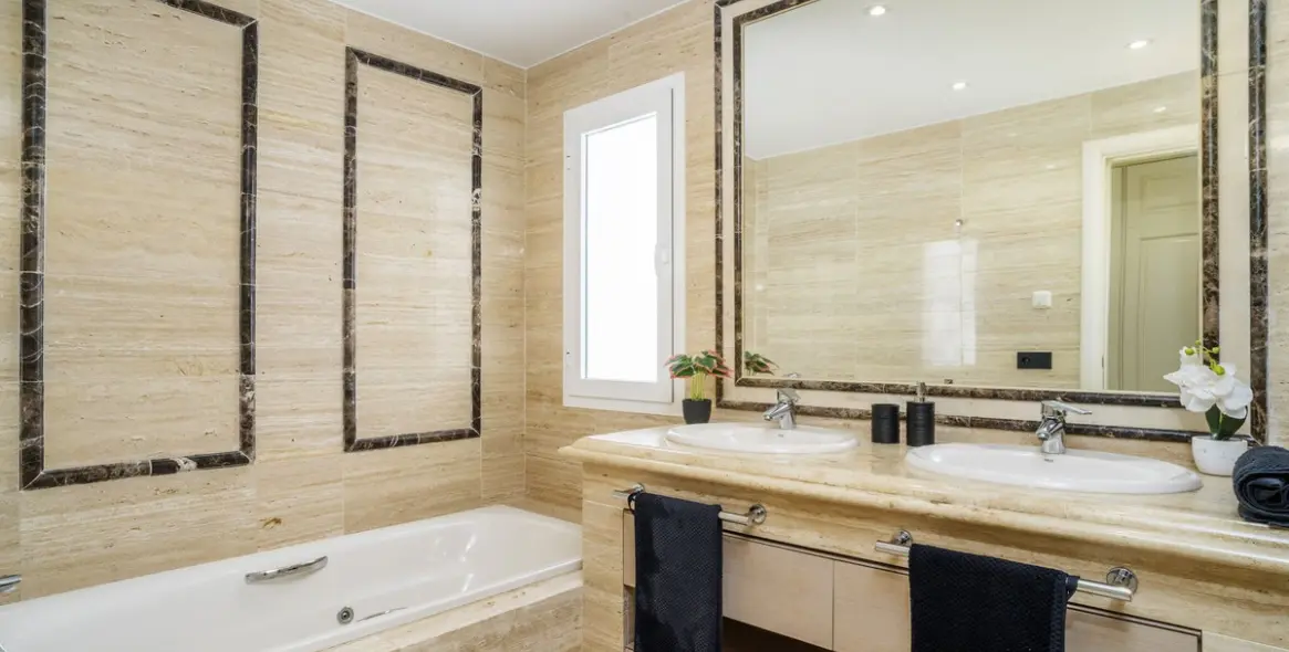 Venta de apartamento en planta media en Marbella 12