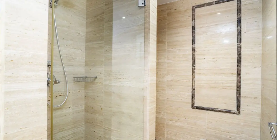 Venta de apartamento en planta media en Marbella 13