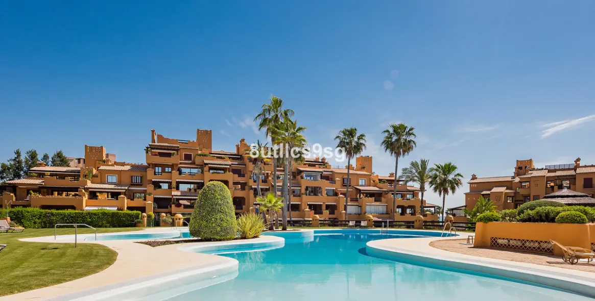 Venta de apartamento en planta baja en Estepona 2