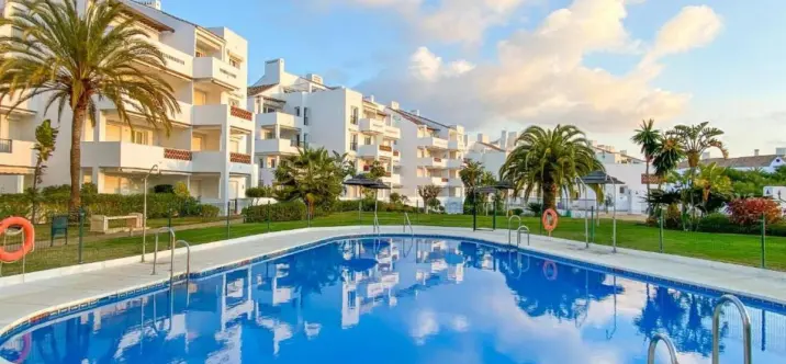 Sale of middle floor apartment in Riviera del Sol 0