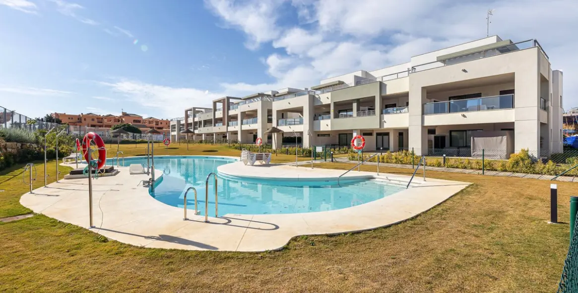 Sale of ground floor apartment in Casares 1